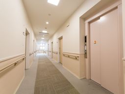 明るい廊下の様子