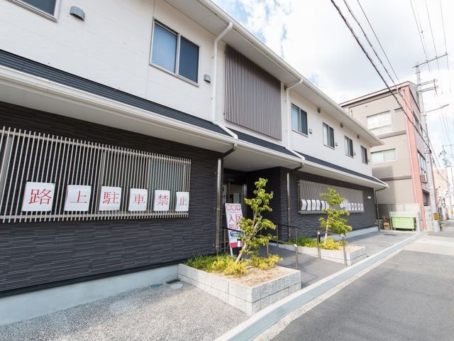 清潔感ある建物外観 外観 清潔感溢れる建物の正面は、訪れる皆様を暖かく迎え入れるようなデザインになっております。明るい印象を与える外観が、日々の業務に光をもたらすことでしょう。