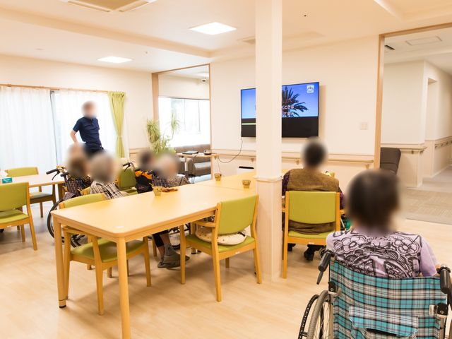 共有ラウンジの様子 共有スペース ゆったりとしたラウンジで、利用者がテレビを鑑賞されています。落ち着いた雰囲気の中で日々の憩いのひとときを過ごされている様子です。