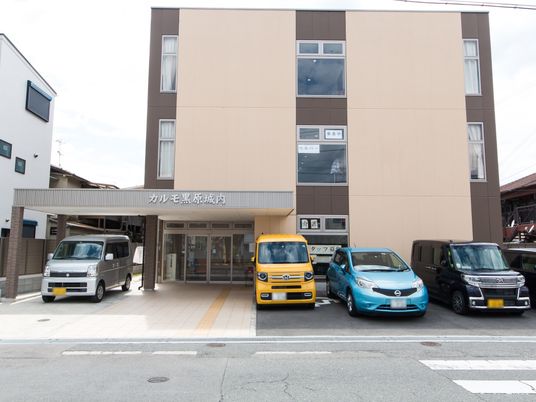 建物の外観と看板