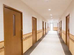 明るい廊下の風景