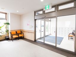 明るいエントランスの様子