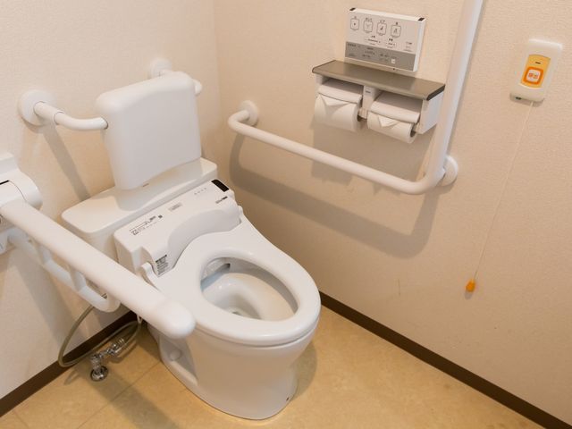 バリアフリートイレ設備 トイレ 安全に配慮した手すり付きの清潔なトイレです。利用者の快適性と利便性を考慮した設計となっております。