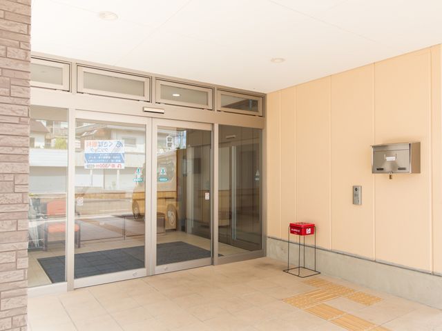 広々とした明るいエントランス 玄関 自動ドアのある広く明るい入口は、出入りがしやすく、明るい印象を与えるエントランスです。