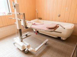 清潔な設備の浴室