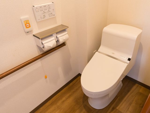 バリアフリートイレ設備 トイレ 安全を考えた設計の清潔なトイレです。手すりや清掃がしやすい素材が採用されており、利用者の快適性を重視しています。
