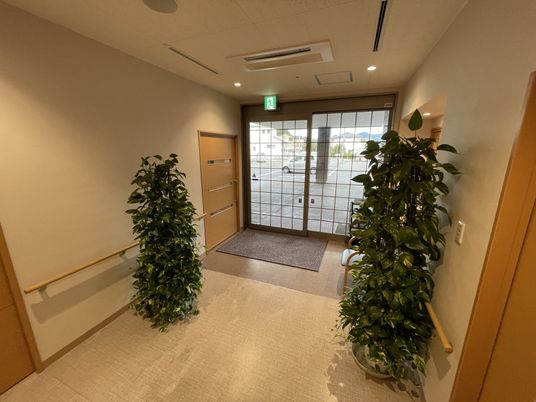 エントランスの明るい通路