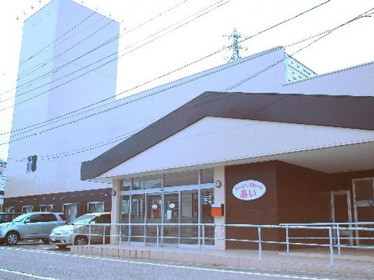 明るい施設の外観