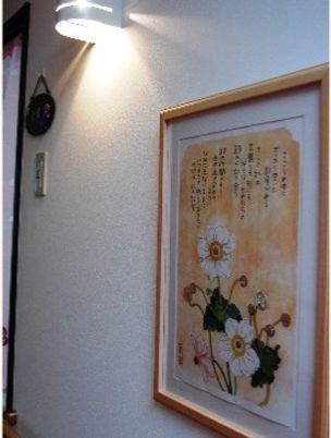 掲示物と照明の廊下