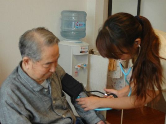 高齢者の血圧を測る様子