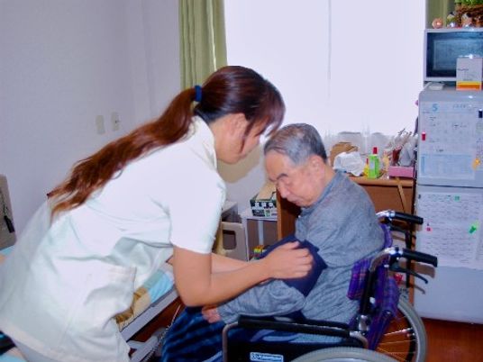 看護師と利用者の居室