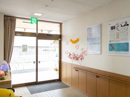 出入口付近の暖かみのある風景