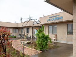 外観と看板のある施設