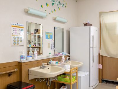 洗面台と冷蔵庫のある部屋