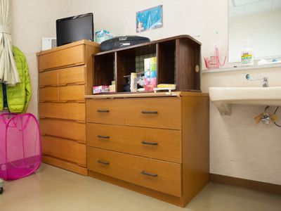 居室の家具と洗面台