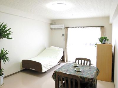 明るい個室の居住空間