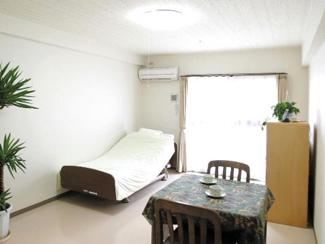 明るい個室の居住空間 居室 広々とした個室でゆったりとお過ごしいただけます。日差しが差し込む窓辺では、心地よい時間をお楽しみ頂けることでしょう。