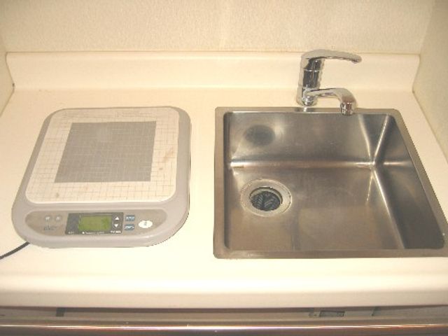 洗面台とタッチパネル洗濯機 居室2 タッチパネル式の洗濯機と一体型洗面台が設置されており、快適な生活環境のサポートを目指しています。