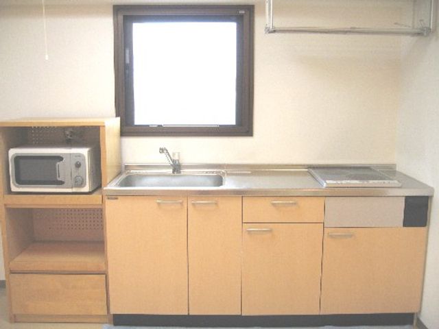 清潔なシンプルキッチン 居室4 コンパクトで機能的なこのキッチンは、日々の料理を快適に行えるよう考えられています。