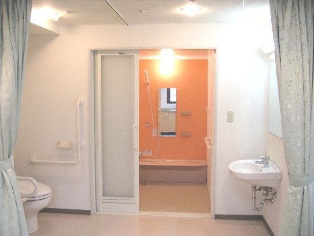 バリアフリーのトイレと洗面所 浴室2 手すり付きのトイレと広々とした洗面台が整備され、安全かつ快適な生活空間が確保されています。