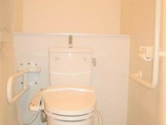 手すり付き清潔なトイレ 共有トイレ 安全に配慮された手すりが設置されたトイレです。清掃が行き届き、使いやすさを重視した設計となっています。