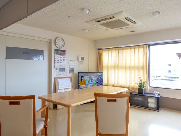 共用スペースの明るい日中