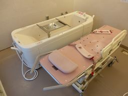 特殊浴槽とベッド