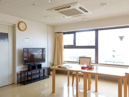 明るい居室の一角
