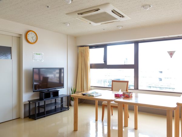 明るい居室の一角