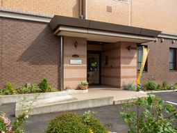 エントランスの明るい外観