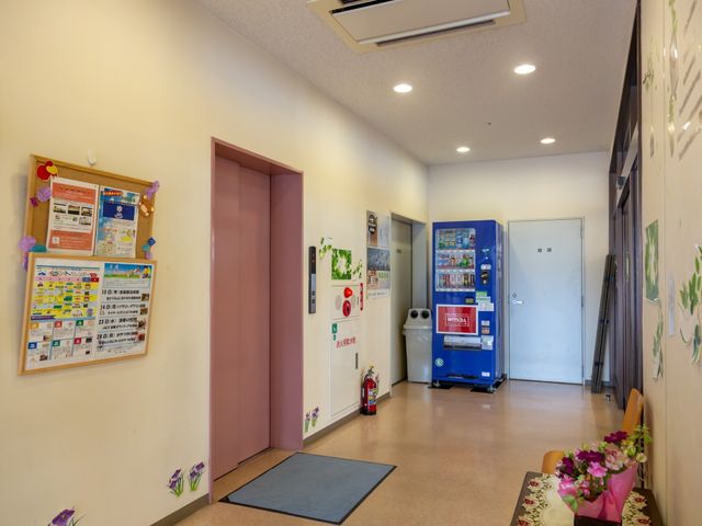 廊下の情報掲示スペース エレベーター 壁には多彩なお知らせが掲示されており、待ち時間も有効に過ごせる配慮が行き届いています。廊下は清潔で明るい印象を受けます。