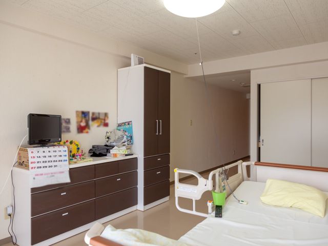 居室のきれいな空間 居室 機能的な造りの個室です。日々の生活に必要な家具が整い、個人の空間を大切にできる設計となっています。