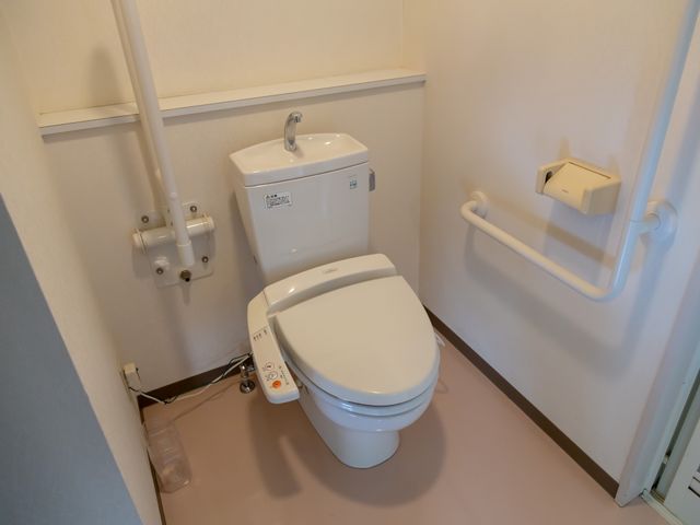 バリアフリートイレ設備 トイレ 手すり付きで安心のトイレ空間です。利用者の安全と自立を支える配慮がされています。
