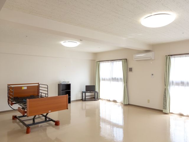 明るく広々とした居室 居室 光が差し込む広々とした空間で、ゆったりとした時間をお過ごしいただけます。快適な生活をサポートするきめ細やかな設備が整っています。