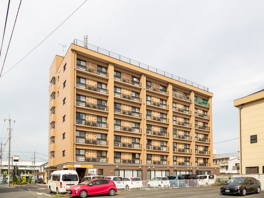 多階層の大型建物外観