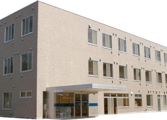 施設外観の明るい建物