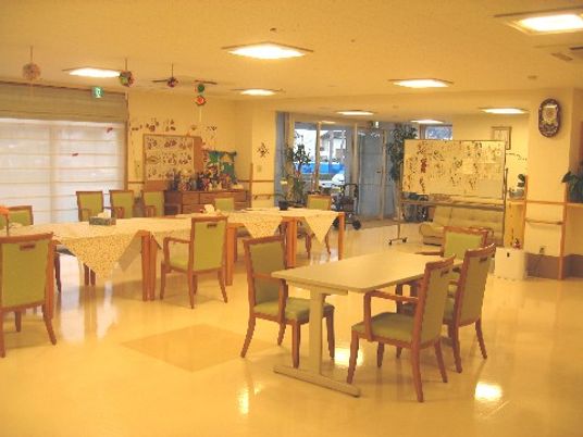 広々とした明るい食堂