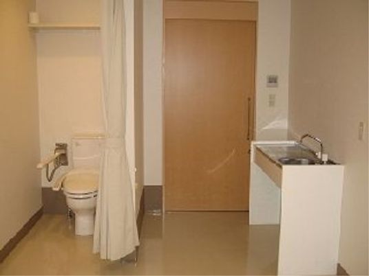 バリアフリーのトイレと洗面台