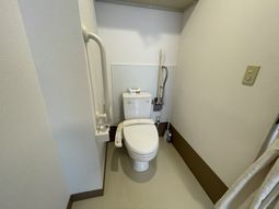 バリアフリー設計のトイレ
