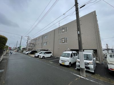 ゆったりとした外観の建物