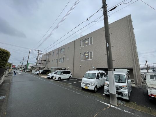 ゆったりとした外観の建物