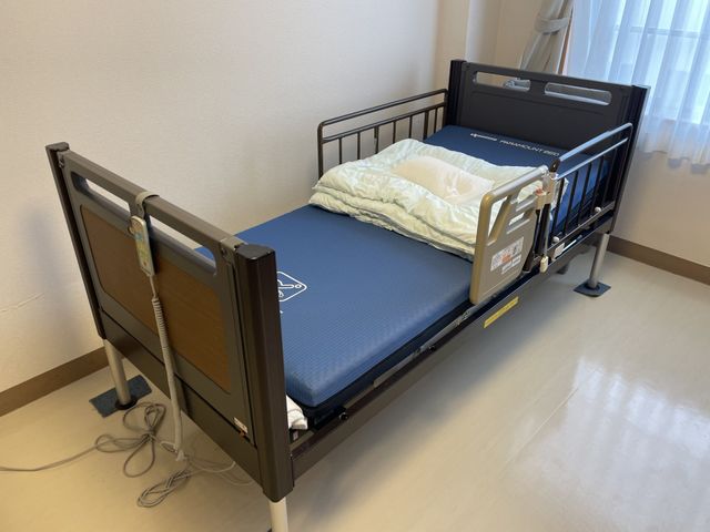 手すり付きの安全な居室