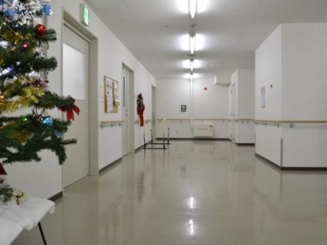 クリスマス装飾のある廊下 廊下2 広々とした清潔感のある廊下です。手すりが設置され、安全に配慮された設計となっています。