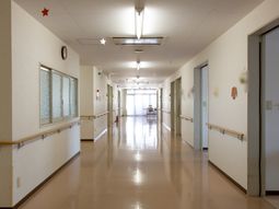 明るく清潔な廊下