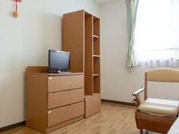 茶色家具の明るい居室