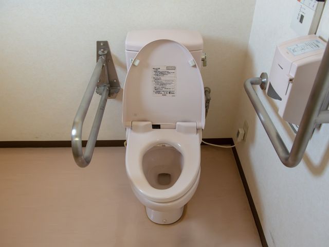 バリアフリートイレ設備 トイレ 安全な使い心地を実現するバリアフリーのトイレです。手すり付きで、どなたでも安心してご利用いただけます。