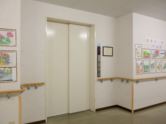 廊下のエレベーターと壁画 