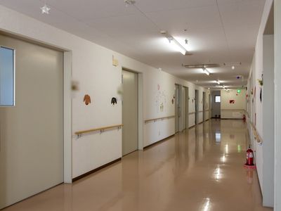  明るく清潔な施設の廊下  
