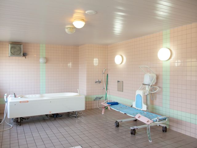 清潔な浴室設備 浴室 快適にご利用いただける、機能的な設備が整った浴室です。安全に配慮されたバスリフトも完備しています。