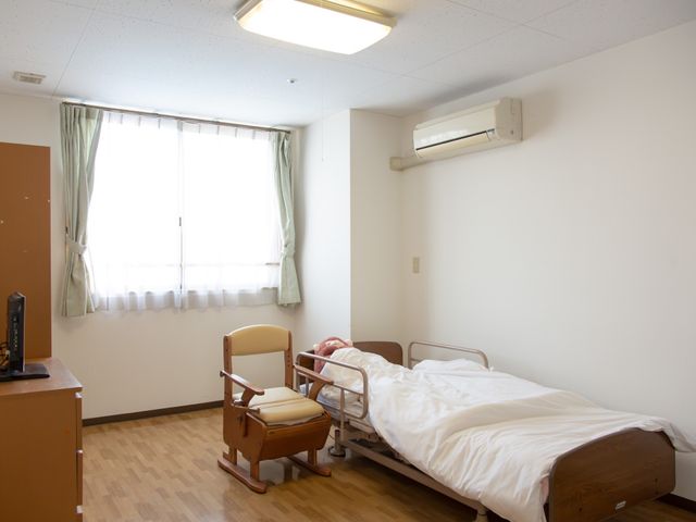 居室の明るい一室 居室  広々とした空間の居室で、採光も良好です。仕事を通じて安らぎの提供をお考えの方に適した環境が整っております。